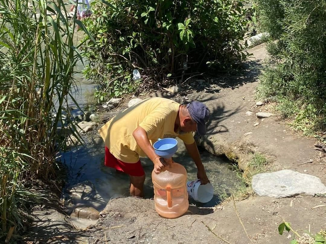 Habitantes del municipio de Pesquería recorren largas distancias para abastecerse de agua en el río del mismo nombre, ante la crisis hídrica que azota la región. Foto tomada de Facebook
