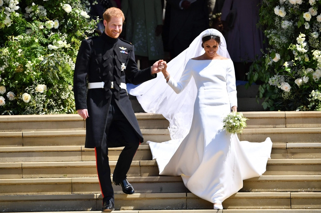 Enrique y Meghan, duques de Sussex, afuera de la capilla de San Jorge, del castillo de Windsor, después de su ceremonia de boda en 2018. Foto Afp