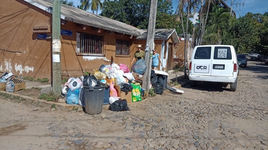 El problema de la recolección de basura que ofrece la empresa concesionaria de GIRRSA se ha agudizado en la franja costera de Bahía de Banderas, Nayarit, el 22 de enero de 2024. Foto Javier Santos