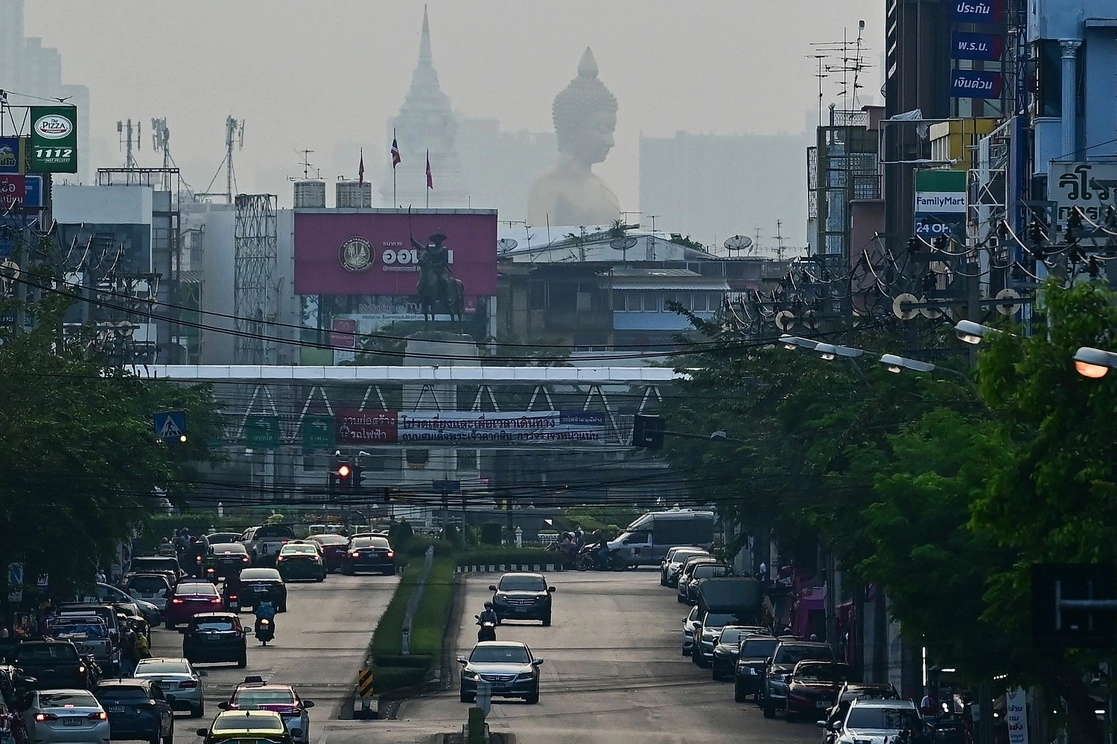 Bangkok, la capital, superó ayer nuevamente los límites de partículas suspendidas en el aire; la urbe está inmersa en una espesa niebla desde principios de la semana. Foto Afp