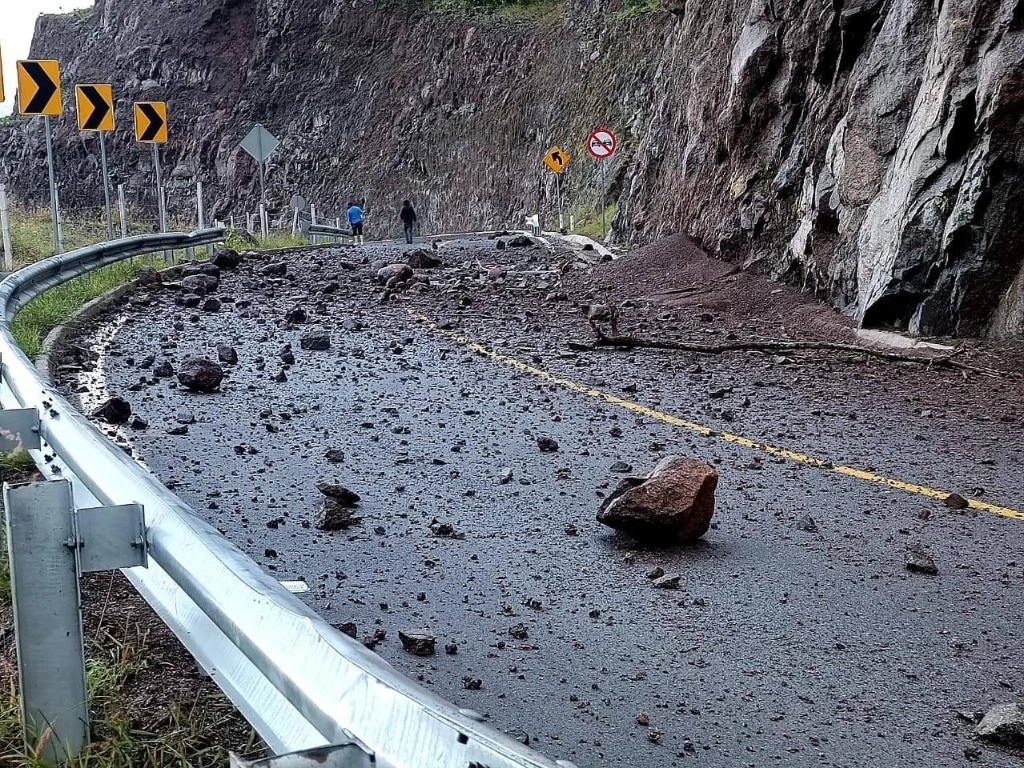 El paso del huracán ‘Lidia’ causó derrumbes en la carretera Autlán de Navarro-Villa Purificación, el 11 de octubre de 2023. Foto tomada de X @EnriqueAlfaroR