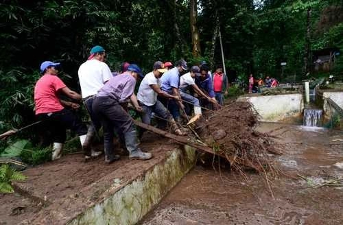 Pobladores de la comunidad El Chilacayote, municipio de Acajete, Veracruz, sacan troncos del criadero de truchas El Hayal después de que un deslave ocasionado por las lluvias arrasó con árboles y una vivienda. Foto Sergio Hernández Vega