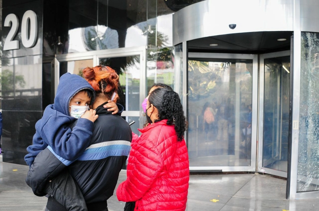 Una madre carga a su hijo enfermo de cáncer, afuera de la instalaciones de la FGR. Foto Cuartoscuro / Archivo 