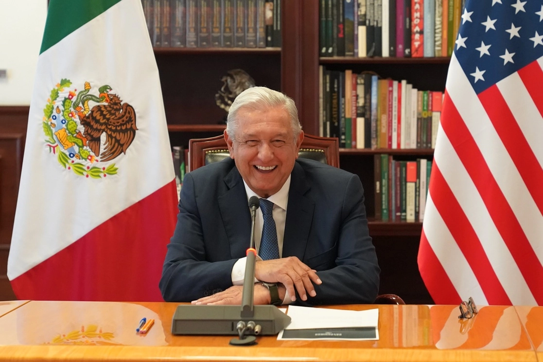 El presidente Andrés Manuel López Obrador informó hoy que se reunió con el enviado presidencial especial de Estados Unidos para el Clima, John Kerry, para  establecer compromisos que se darán a conocer de manera virtual el 17 de junio en el Foro de las Principales Economías sobre Energía y Cambio Climático. Foto tomada del Twitter de @lopezobrador_
