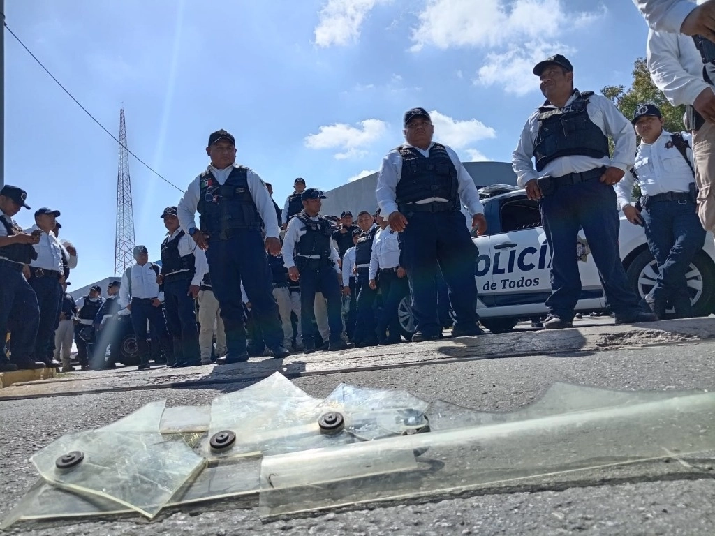 La protesta de los policías de Campeche derivó del motín registrado en el penal de de San Francisco Kobén, que dejó a más de 30 uniformados heridos. Foto cortesía Baltazar Can