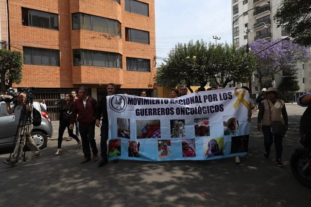 Padres de menores con cáncer durante una protesta en la Ciudad de México. Foto Yazmín Ortega Cortés / Archivo

