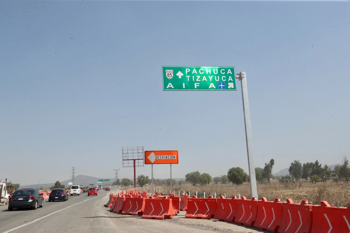 El presidente Andrés Manuel López Obrador reconoció que se debió ampliar una concesión a la empresa Ferrocarriles Suburbanos para la construcción de 25 km que enlazarán el área de Lechería al aeropuerto Felipe Ángeles. Foto Luis Castillo