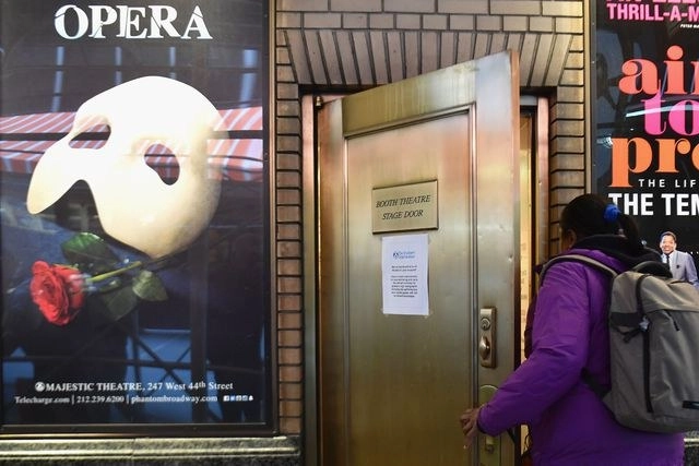 Los teatros de Broadway cerraron sus puertas de manera temporal para evitar más contagios por el coronavirus. Foto Afp 
