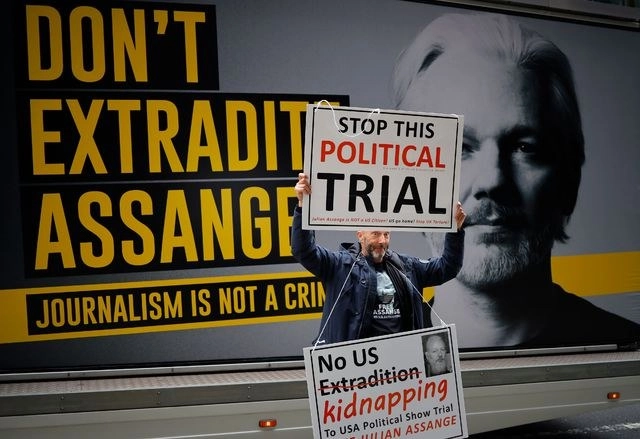 Un manifestante exige detener el juicio contra Julian Assange afuera de la corte Old Bailey de Londres, en imagen de antier. Foto Afp 