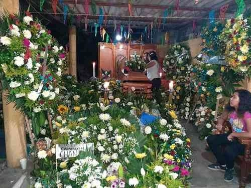 Los restos de Alexander Gómez Martínez, de 16 años, asesinado la noche del martes en Vicente Camalote, municipio de Acatlán de Pérez Figueroa, Oaxaca, por un policía de esa localidad, fueron velados ayer en esa comunidad. La foto fue compartida por la familia del joven