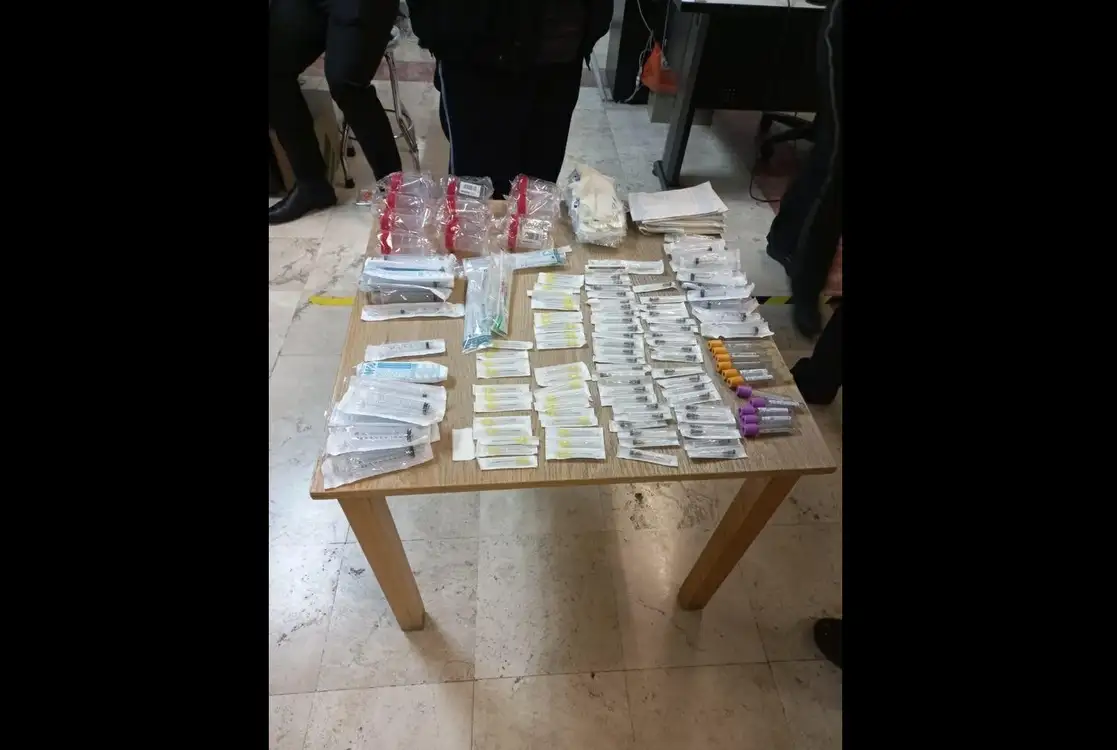 Insumos que portaba el médico interno detenido a la salida del Hospital Regional 1° de Octubre. Foto Tomada del Twitter @ISSSTE_mx