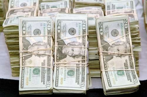 El peso inició la jornada con una apreciación de 0.20% o 5.0 centavos, cotizando alrededor de 24.93 pesos por dólar. Foto Notimex