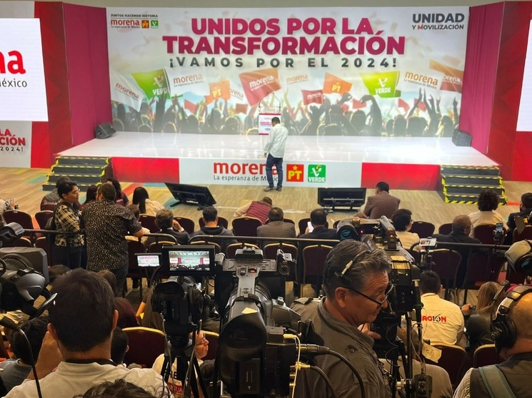 Listo el escenario para anunciar al Coordinador de los Comités de Defensa de la 4T. Foto Marco Peláez