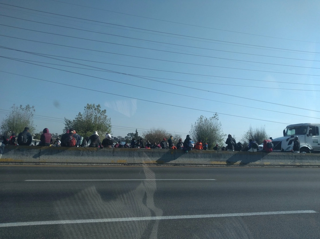 Se trata de la primer caravana migrante que salió desde Tapachula, Chiapas, el pasado 24 de octubre, la única que sigue su marcha a pesar de los intentos del Instituto Nacional de Migración (INM) por desintegrarla. Foto tomada del Twitter de @arqjosek