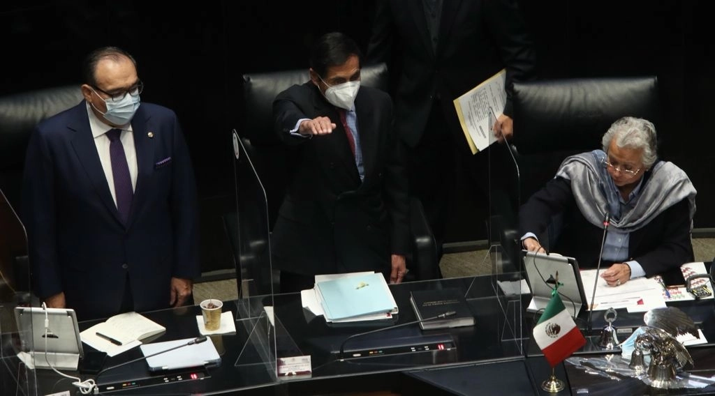 El titular de Hacienda, Rogelio Ramírez de la O (c) durante su comparecencia en el Senado. Foto María Luisa Severiano
