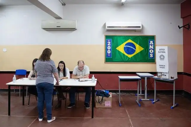 Con poco más del 90% de voto contados, Lula da Silva tendría una mínima ventaja sobre Jair Bolsonaro en las elecciones presidenciales de Brasil. Foto Xinhua
