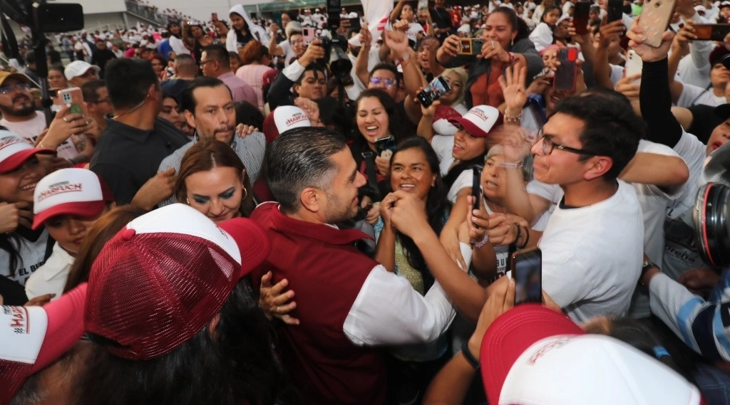 El aspirante a la coordinación de Comités de Defensa de la 4T, Omar García Harfuch durante asamblea informativa. Foto tomada de la cuenta de X @OHarfuch