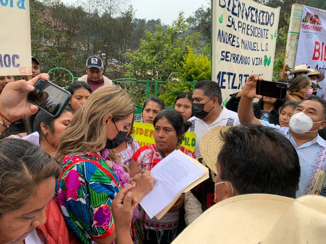 La gobernadora de Guerrero, Evelyn Salgado a su llegada al municipio de Metlatónoc. Foto La Jornada