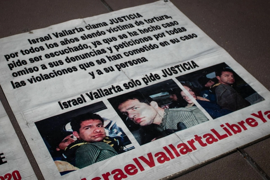 Mantas con la fotografía de Israel Vallarta que formaban parte de un plantón en el Zócalo de la CDMX realizado por su esposa, Mary Sainz. Foto Cuartoscuro / Archivo 