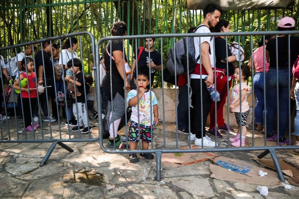 Familias migrantes buscando permisos de tránsito en la estación del INM en Tapachula. Foto Damián Sánchez/ Cuartoscuro/ La Jornada