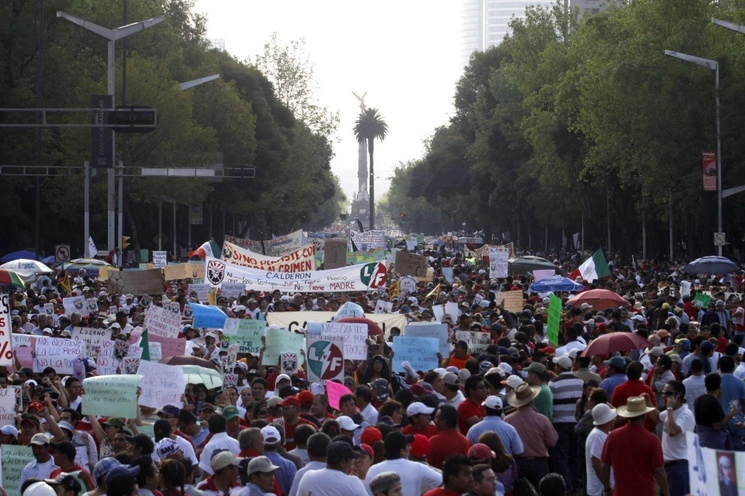Trabajadores de Luz y Fuerza del Centro marchan para protestar por el cierre de su fuente de empleo, el 15 de octubre de 2009. Foto Cuartoscuro