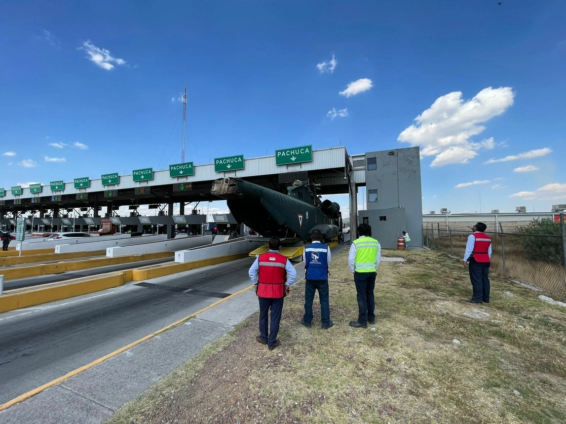 El helicóptero en desuso era trasladado sobre un remolque hacia la base aérea de Santa Lucía. Foto La Jornada