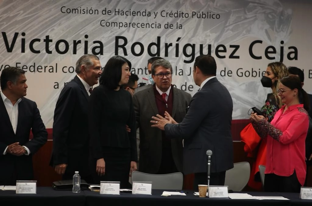 El coordinador de Morena en el Senado, Ricardo Monreal (c) durante la comparecencia de Victoria Rodríguez (c,izq) ante la Comisión de Hacienda. Foto José Antonio López