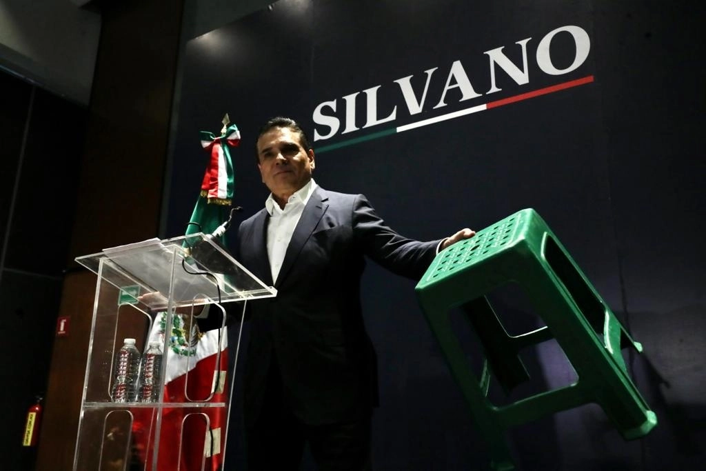 El ex gobernador de Michoacán, Silvano Aureoles, presenta su proyecto de “ruta nacional” hacia la presidencia de la República, en un hotel de la Ciudad de México, el 5 de octubre de 2022. Foto Roberto García Ortiz