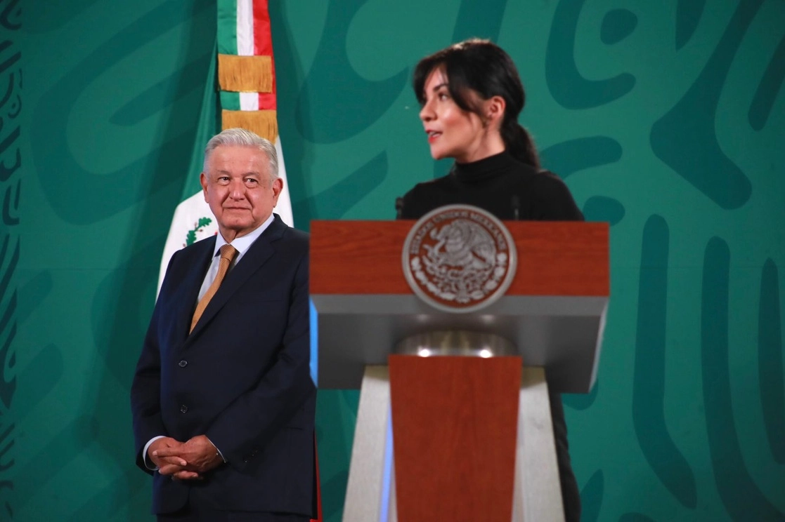 Ana Elizabeth Vilchis (der) presenta la sección ‘Quién es quién en las mentiras’ durante la Conferencia Matutina el pasado 7 de julio de 2021. Foto Luis Castillo