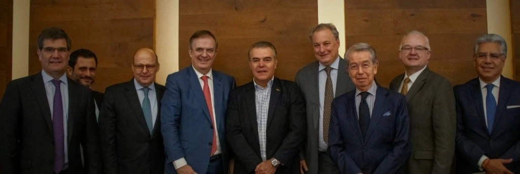 El titular de la Secretaría de Economía, Marcelo Ebrard, se comprometió con la iniciativa privada del país a establecer mesas de trabajo para fortalecer la relación entre gobierno de la presidenta Claudia Sheinbaum y los representantes de la actividad productiva. Imagen tomada de @cceoficialmx