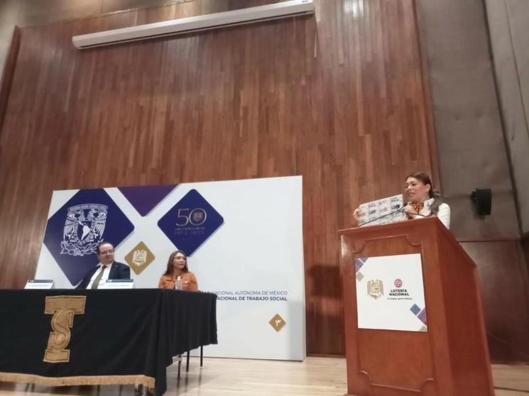 Luz Adriana López Galicia, subdirectora de ventas de la Lotería Nacional, presentó un billete de la Lotería Nacional que conmemora los 50 años de la Escuela Nacional de Trabajo Social, ceremonia en la que también participó el secretario general de la UNAM, Leonardo Lomelí. Imagen Fernando Camacho 