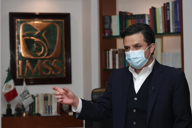 Zoé Robledo Aburto, director del IMSS, aseveró que la inscripción es necesaria como parte de un plan nacional para aplicar las dosis, en el que no hay preferencias de ninguna clase. Foto Roberto García Ortiz / Archivo