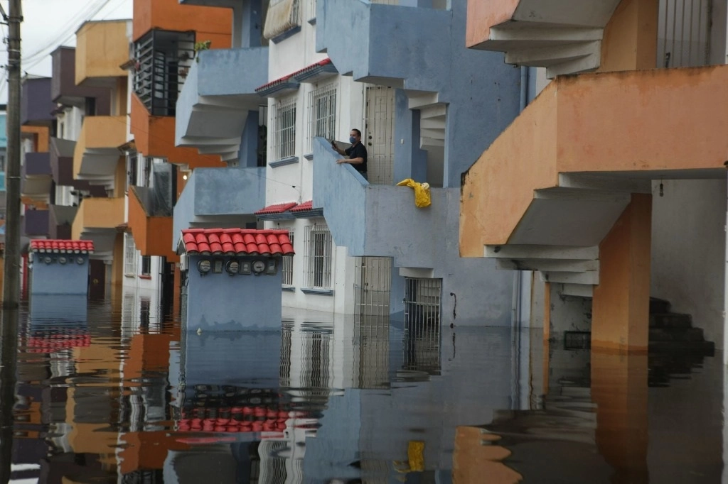 En varias localidades como las rancherías Ixtacomitan, Río Viejo y Boquerón, en Tabasco, los habitantes se niegan abandonar sus hogares y se exponen al peligro ante las crecientes inundaciones que causan las lluvias y desbordes de los ríos Tepate y Pichucalco. Foto Cuartoscuro
