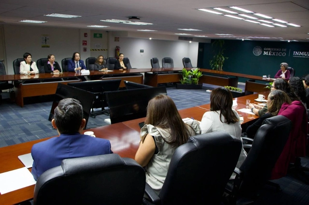 Citlalli Hernández, secretaria de las Mujeres, se reunió la noche del lunes con el fiscal de Querétaro, Víctor Antonio de Jesús, y Mayra Dávila, representante del colectivo feminista Adax Digitales, para hablar acerca del caso de Esmeralda, de 14 años. Foto 'La Jornada'