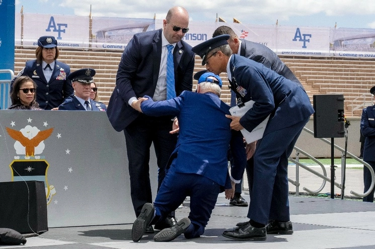 El presidente estadunidense, Joe Biden, se tropezó y cayó en el escenario, durante una graduación de la Fuerza Aérea en Colorado, el 1 de junio de 2023. Foto Ap 