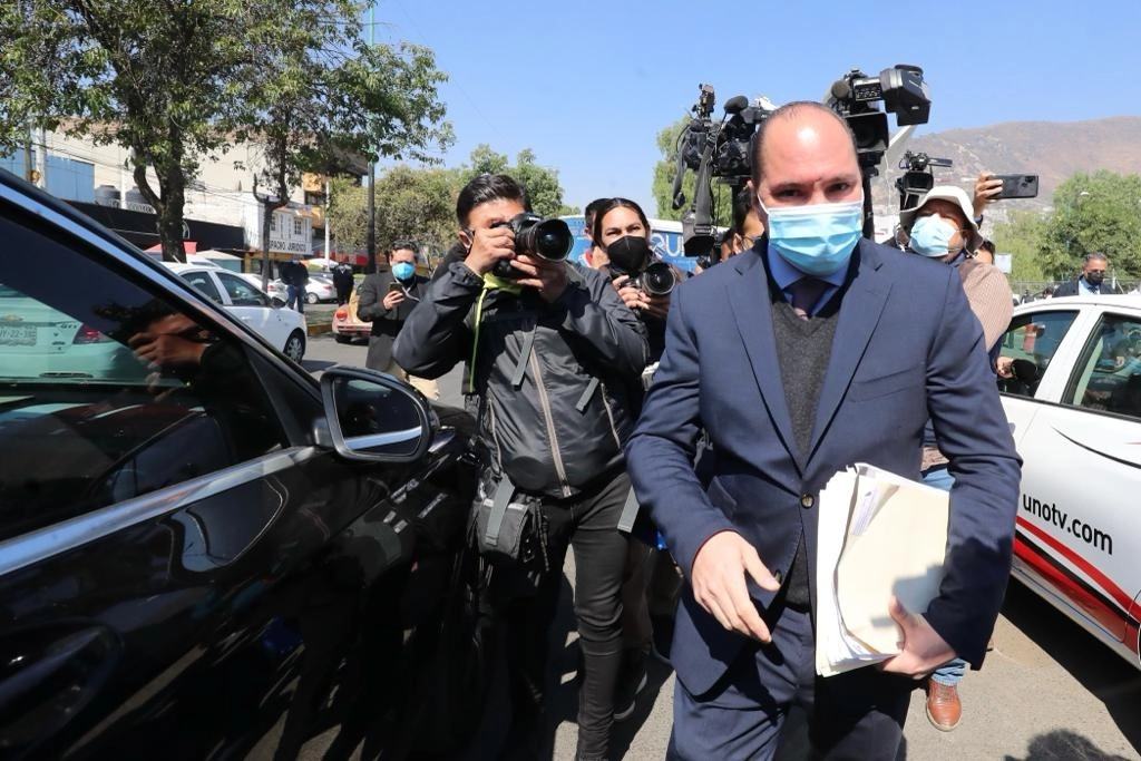 Eduardo Aguilar Sierra, quien encabeza el grupo de abogados de Ricardo Anaya, a su llegada al Reclusorio Norte, sin su cliente, para la audiencia de imputación donde se pedirá la vinculación a proceso del ex dirigente del PAN por delincuencia organizada, el 14 de febrero del 2022. Foto Roberto García Ortiz 