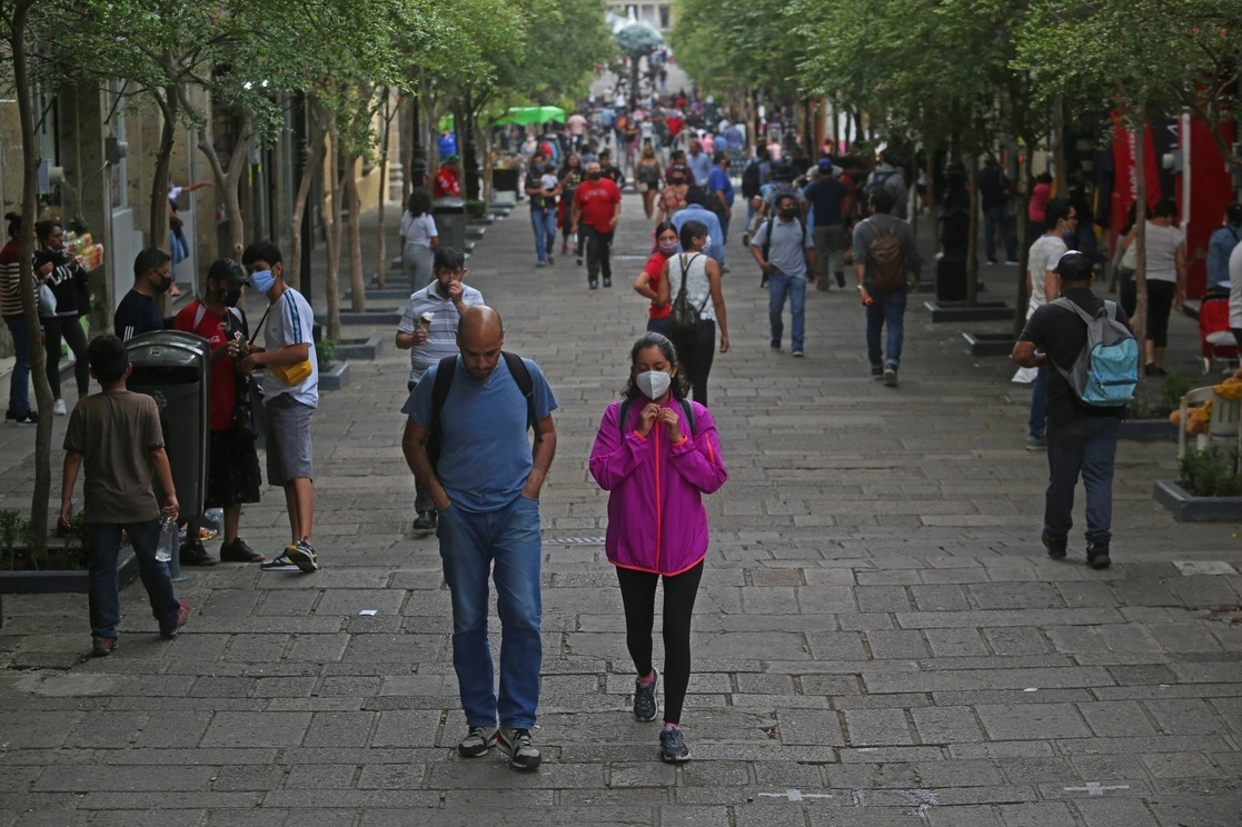 Personas caminan por el corredor de la calle Morelos en Guadalajara, Jalisco. Foto Cuartoscuro / Archivo
