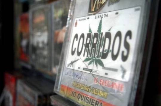 La reforma al Código Penal para sancionar la apología al delito en el Estado de Michoacán, se refiere a la exaltación, glorificación o defensa de actos criminales o de quienes los cometen, y no atenta a la libertad de expresión de los periodistas.