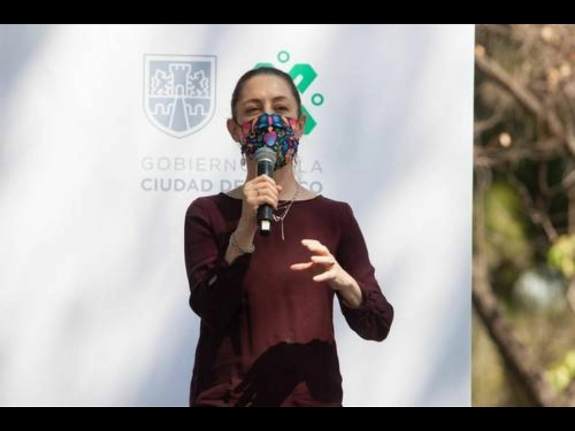 La jefa de Gobierno, Claudia Sheinbaum, llamó a los capitalinos a atender las medidas sanitarias para evitar el contagio de Covid-19 y no verlas sólo como un tema de salud, sino también económico. Foto 'La Jornada'