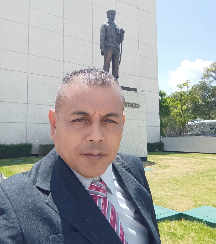 "Tenía protección aunque no lo había solicitado; se decidió en la comandancia de Acapulco que se le diera protección, pero antes de salir pidió que no lo acompañaran, dejó escrito que iba a regresar para encontrarse con los que lo estaban cuidando, pero lo asesinaron”, dijo López Obrador. Foto tomada de Facebook @salvador.villalvaflores.3 / Archivo