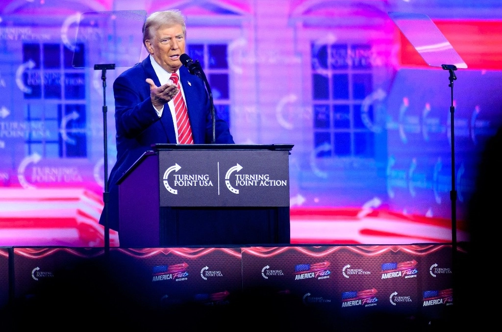 El presidente electo de Estados Unidos, Donald Trump, habla durante el AmericaFest 2024 anual de Turning Point en Phoenix, Arizona, el 22 de diciembre de 2024. Foto Afp