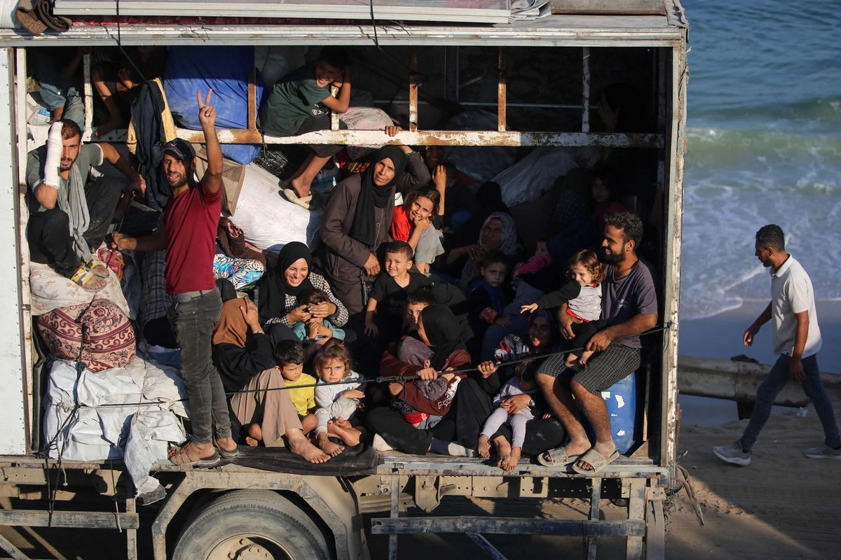 Palestinos se desplazan hacia el sur por una carretera en la zona del campo de refugiados de Nuseirat, en el centro de la franja de Gaza, el 18 de septiembre de 2025. Foto 