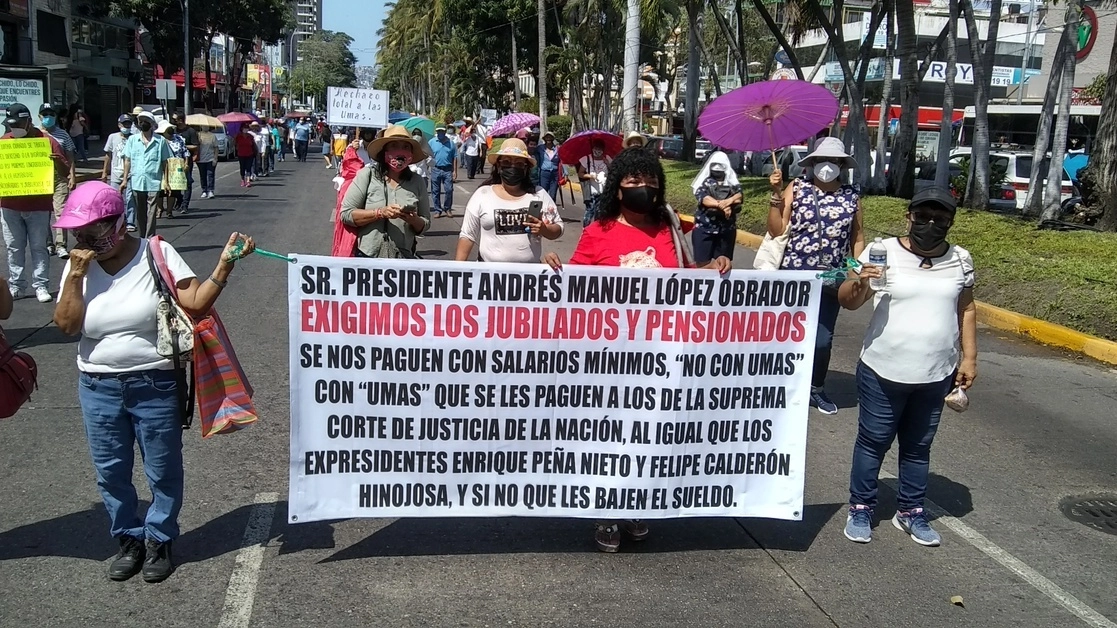 Trabajadores jubilados en protesta en Guerrero. Foto Héctor Briseño