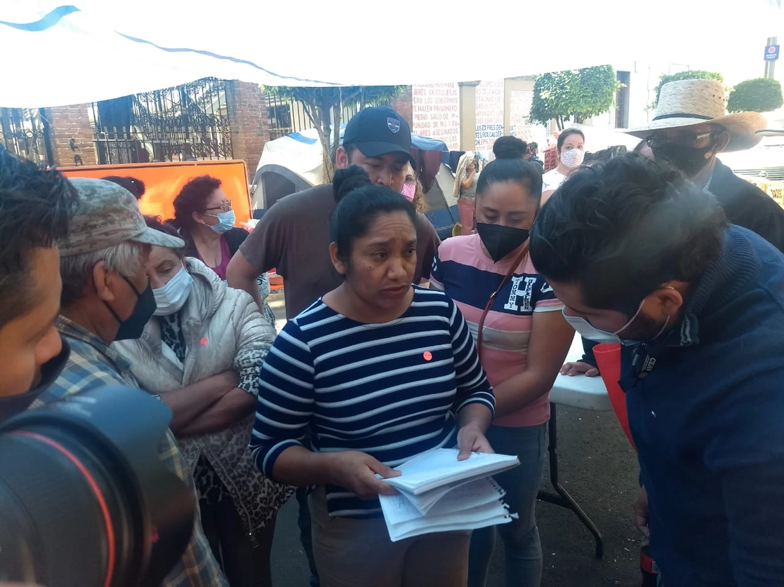 Desplazados de Guerrero tras su reunión con el subsecretario de DH de Segob, Alejandro Encinas. Foto Fernando Camacho