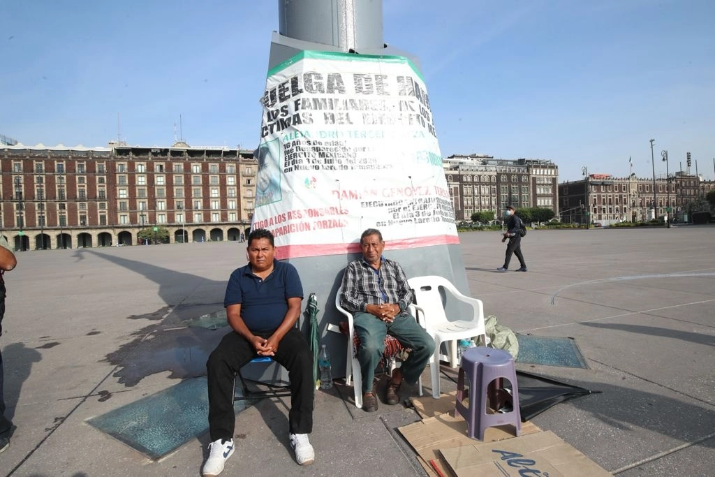 Raúl Tercero Arreola, acompañado por el maestro Octavio López Méndez, quien mantiene un plantón junto al asta bandera del Zócalo capitalino desde hace tres meses debido al  fallecimiento de su hijo Damián y por la desaparición de su otro hijo Alejandro, inició una huelga de hambre, el 31 de mayo de 2021. Foto María Luisa Severiano