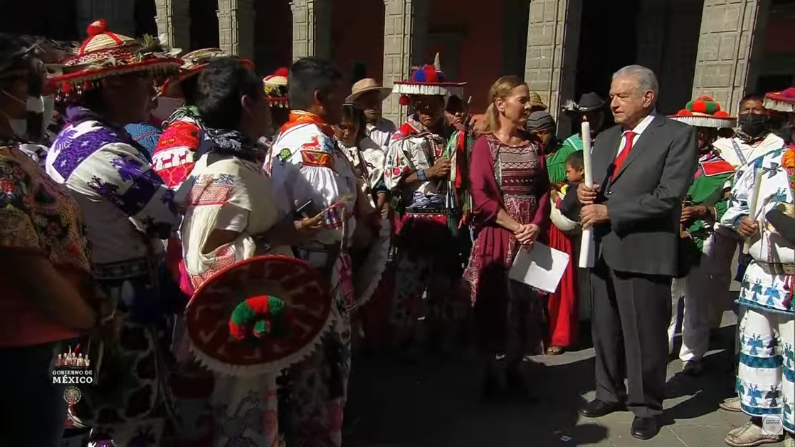 Ceremonia tradicional wixárica realizada en el patio central de Palacio Nacional. Ahí los gobernadores tradicionales wixáricas y ejidatarios de Wirikuta hicieron un pronunciamiento en el que destacaron la necesidad de proteger sus lugares sagrados, el 23 de marzo de 2022. Imagen tomada de la transmisión vía YouTube