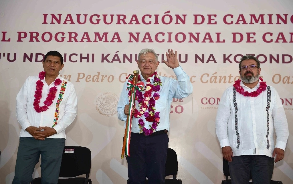El presidente Andrés Manuel López Obrador supervisa el Programa Nacional de Caminos de Mano de Obra en la explanada municipal ubicada en Benito Juárez, Oaxaca. Foto Presidencia