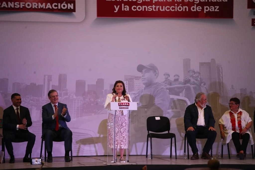 La candidata a la jefatura del Gobierno capitalino, Clara Brugada, durante la presentación de su estrategia de seguridad, en el ex convento de San Hipólito, en la Ciudad de México, el 16 de abril de 2024. Foto Yazmín Ortega Cortés