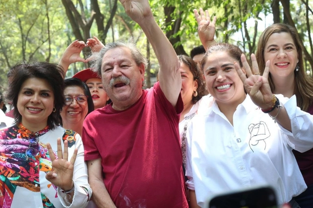 Caty Monreal y Paco Ignacio Taibo II durante la asamblea vecinal que encabezaron en el Parque España, ubicado en la colonia Condesa. Foto proporcionada por equipo de campaña de Caty Monreal