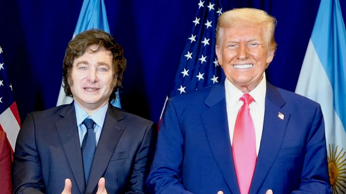 El presidente de Argentina, Javier Milei (izq) junto con su homólogo estadunidense, Donald Trump (der) durante un encuentro en imagen de archivo. Foto tomada de la página web 